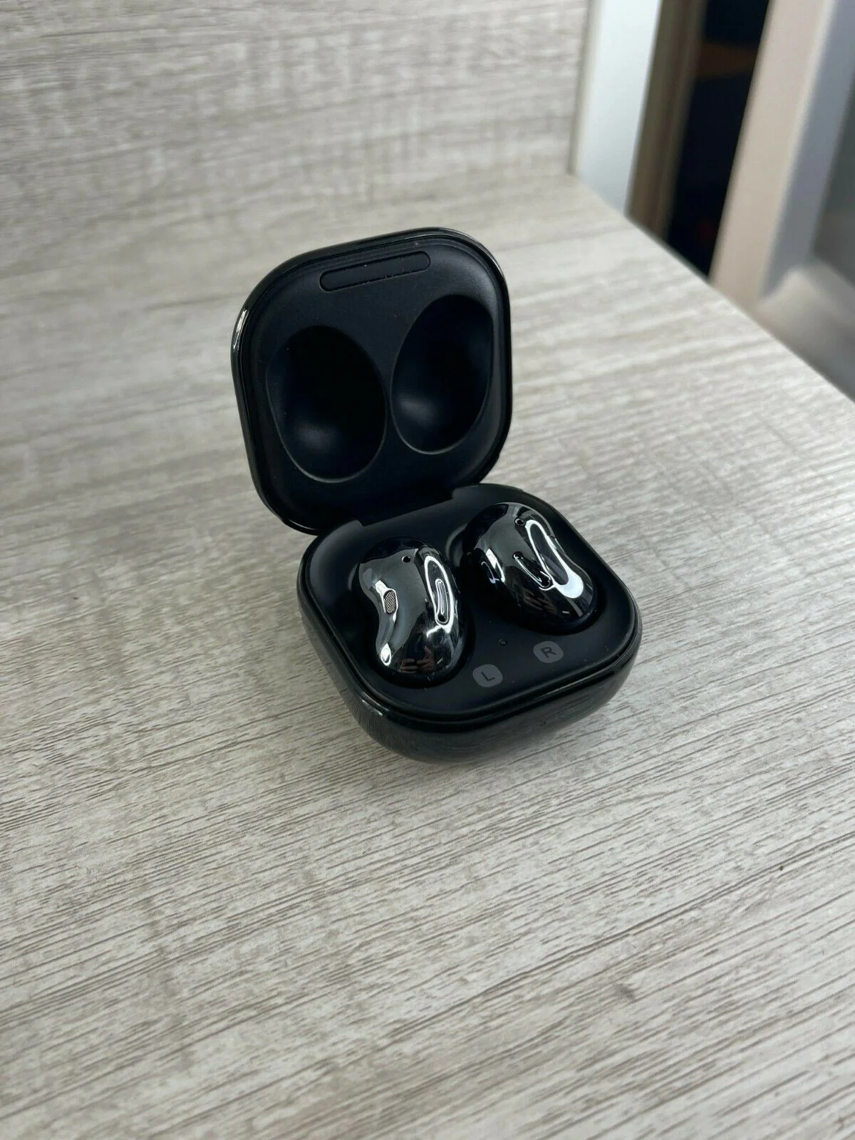 Samsung Galaxy Buds Live Wireless Earbuds Mystic Black - Image 6